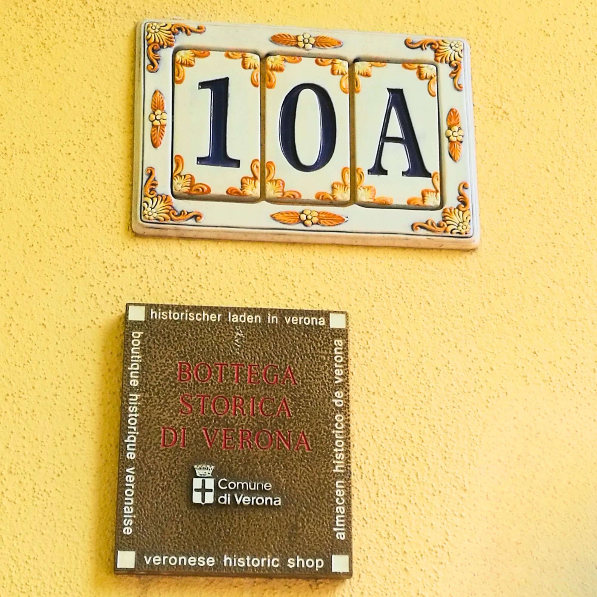 Targa Bottega Storica del Comune di Verona e civico 10/A