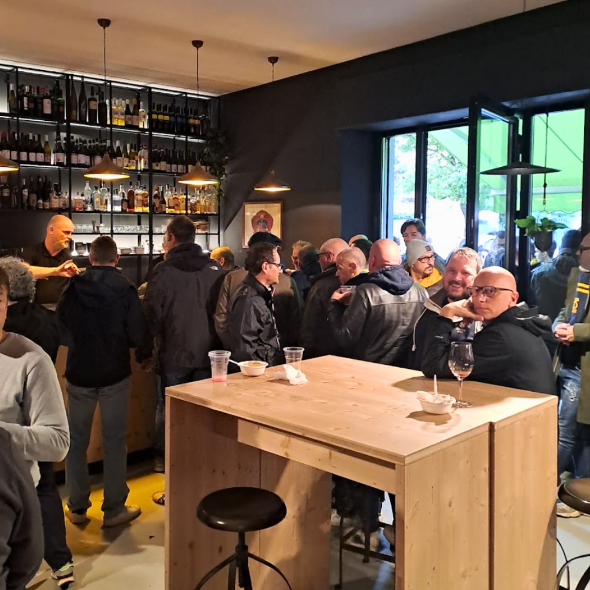 L'atmosfera vivace dell'Osteria Riki & Mauri tra amici e convivialità