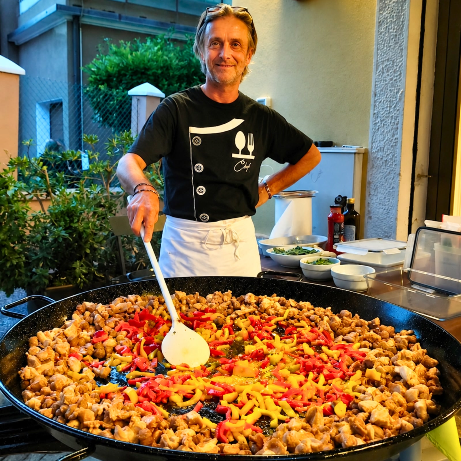 Chef Mauri prepara la paella durante una serata evento all'Osteria Riki & Mauri